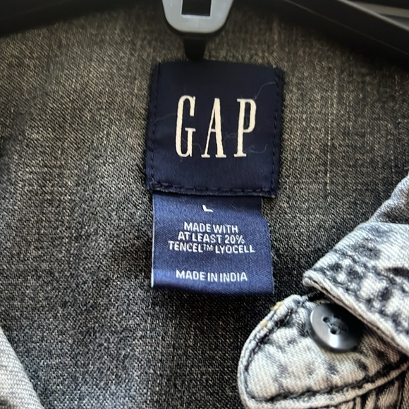 Gap snap close long sleeve - Picture 2 of 4